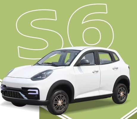 Elektrische vierwielige auto voor duurzaam en betaalbaar vervoer