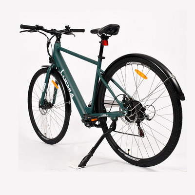 Neem je off-road avonturen naar een hoger niveau met deze 18 snelheid elektrische mountainbike met een batterijcapaciteit van 7 Ah.