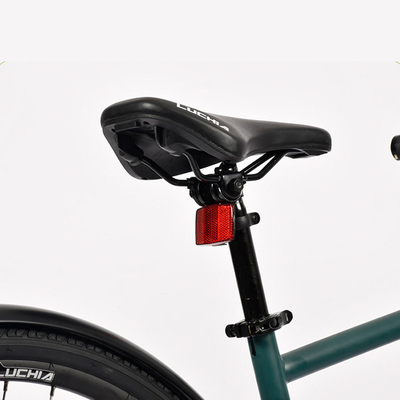 Neem je off-road avonturen naar een hoger niveau met deze 18 snelheid elektrische mountainbike met een batterijcapaciteit van 7 Ah.